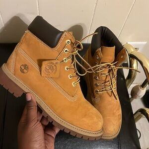 hello I’m selling a pair of Timberlands these were gently used and worn 2-3 time